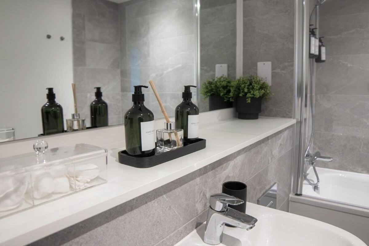 Luxury Mcr 2Bed,2Bath Apartment- Central Location! Manchester Bagian luar foto